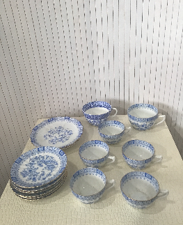 5 TASSES PM  + 2 TASSES MEDIUM PORCELAINE BLANCHE  BLEUE ASIE