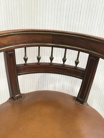 SIEGE RUSSE DE STYLE  ACAJOU ET LAITON ASSISE CUIR 