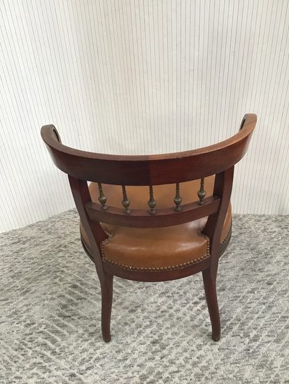 SIEGE RUSSE DE STYLE  ACAJOU ET LAITON ASSISE CUIR 