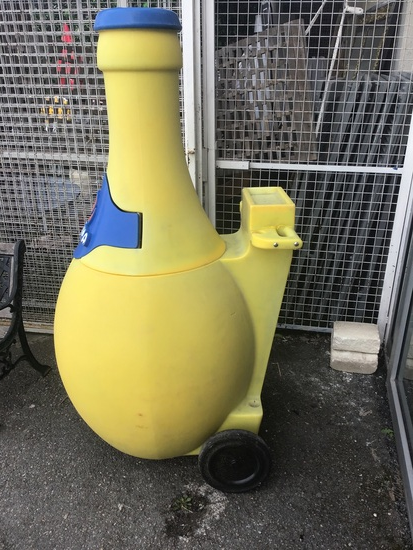 GLACIERE PUBLICITAIRE ORANGINA VINTAGE SUR ROULETTE HAUTEUR 183 CM