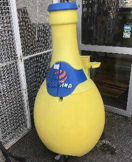 GLACIERE PUBLICITAIRE ORANGINA VINTAGE SUR ROULETTE HAUTEUR 183 CM