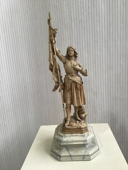 STATUE JEANNE D ARC FONTE BEIGE HAUTEUR 50 CM AVEC SOCLE BOIS