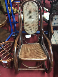 FAUTEUIL ROCKINCHER CANNAGE THONET ?