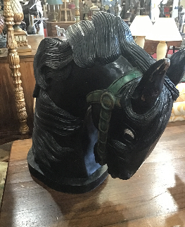 IMPOSANTE TETE DE CHEVAL EN BOIS MASSIF PATINE NOIRE ET POLYCHROME