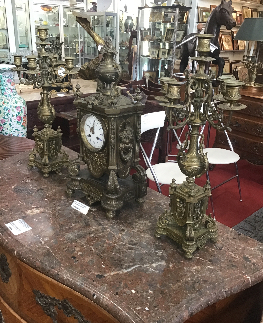 PENDULE BRONZE DORE NIII AVEC 2 CANDELABRE 5 FEUX H 53 CM