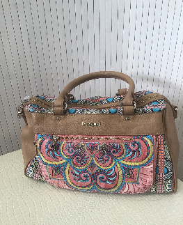 DESIGUAL sac a main simili cuir beige et couleur