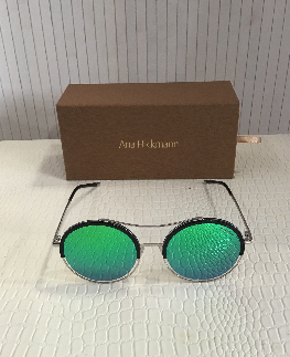 ANA HICKMAN pairee de lunettes soleil divers avec etui