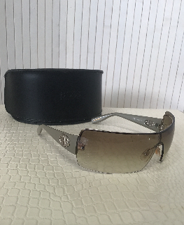 HUGO BOSS paire de lunettes solaires masque etui noir