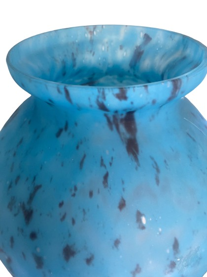 MADO vase pate de verre bleu tacheté hauteur 21.5 cm