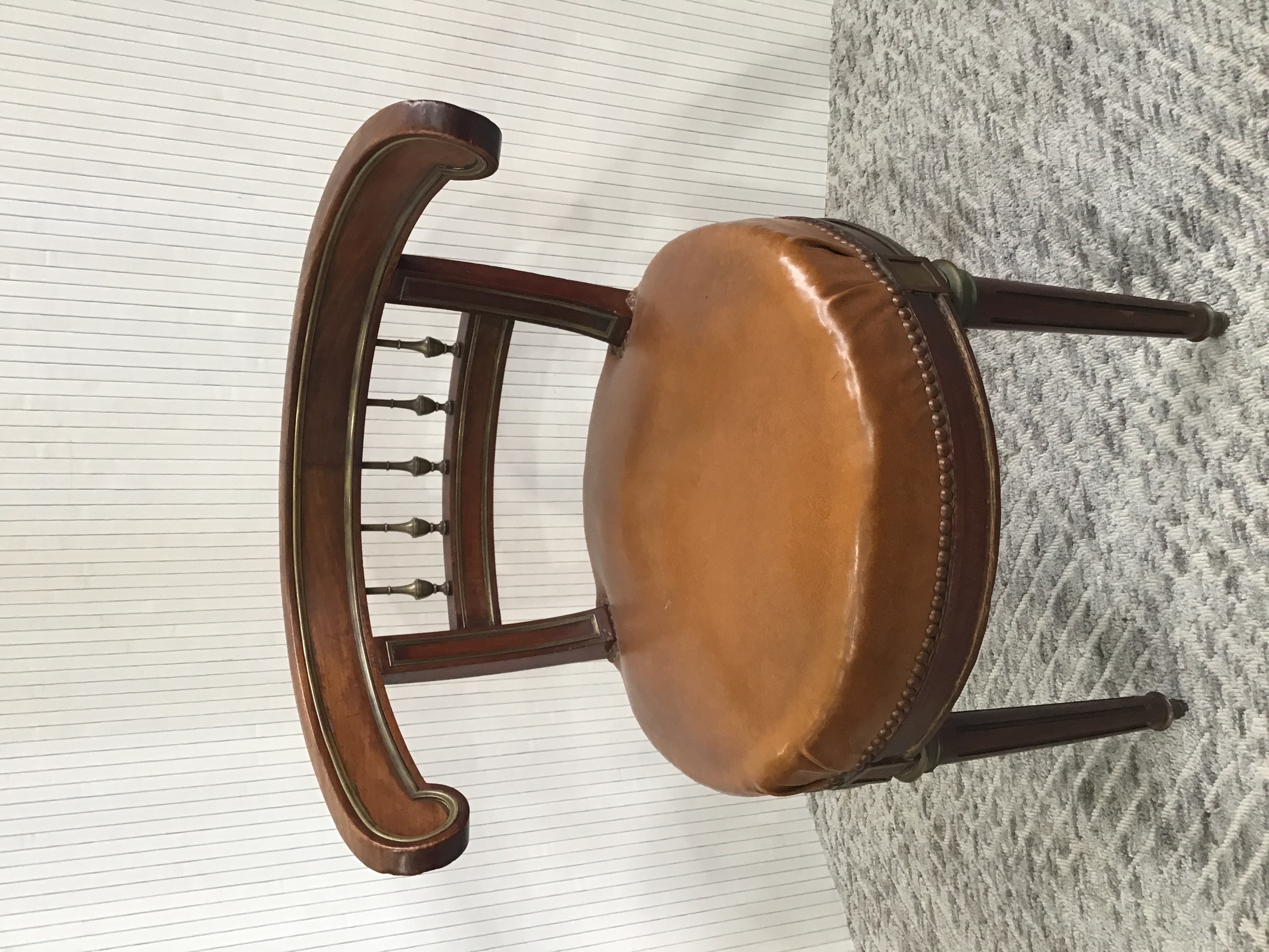 SIEGE RUSSE DE STYLE  ACAJOU ET LAITON ASSISE CUIR 