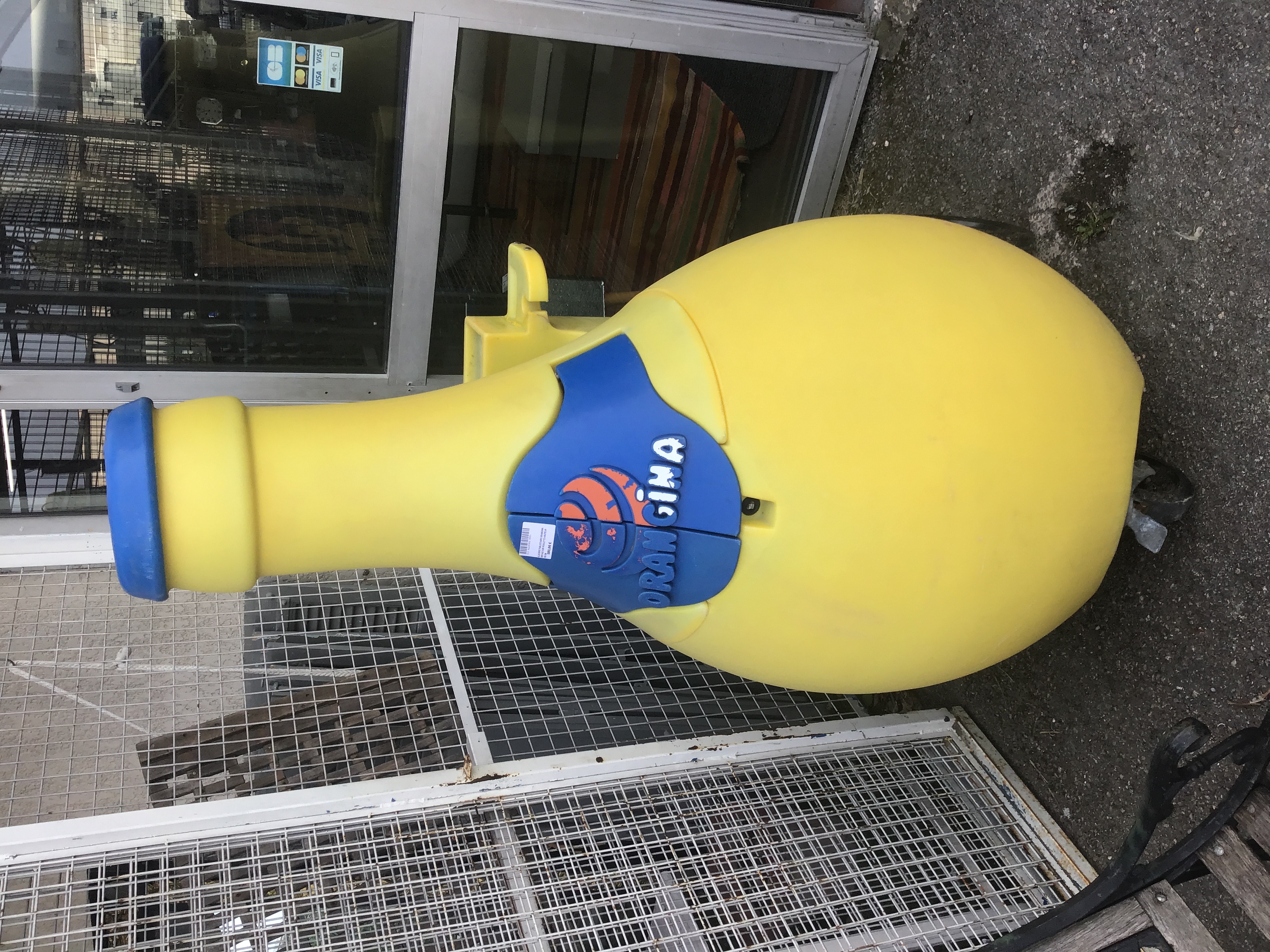 GLACIERE PUBLICITAIRE ORANGINA VINTAGE SUR ROULETTE HAUTEUR 183 CM