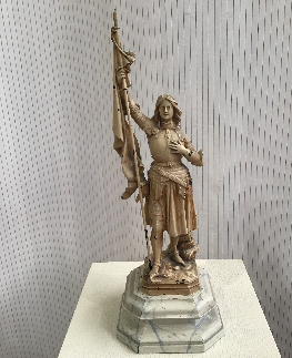 STATUE JEANNE D ARC FONTE BEIGE HAUTEUR 50 CM AVEC SOCLE BOIS