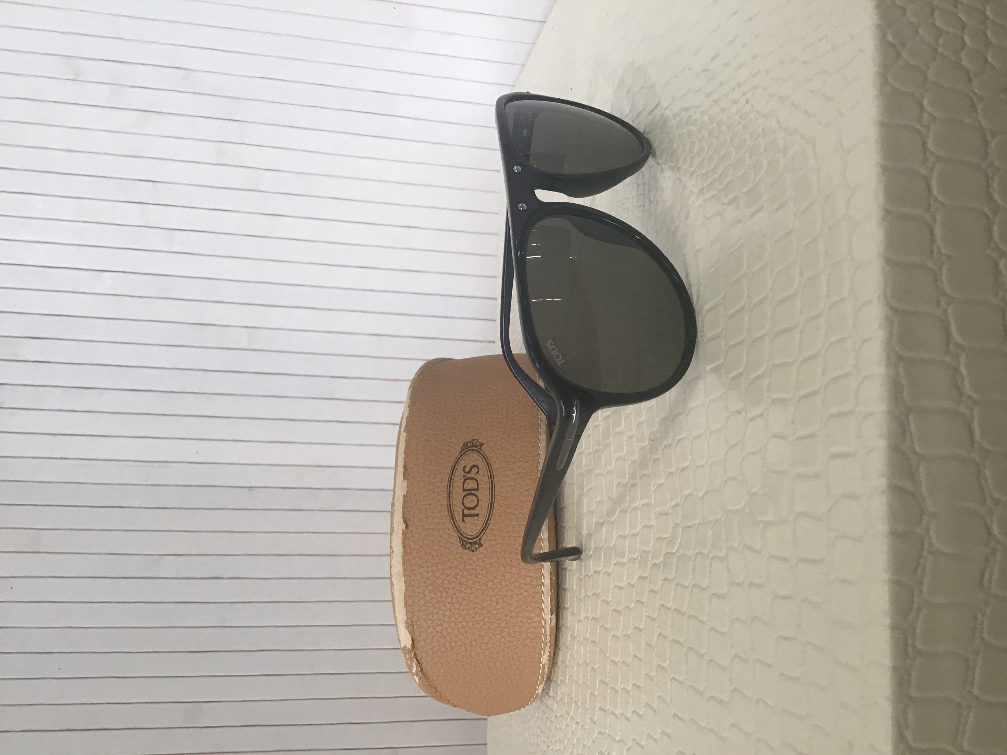 TODS paire de lunette soleil avec tui