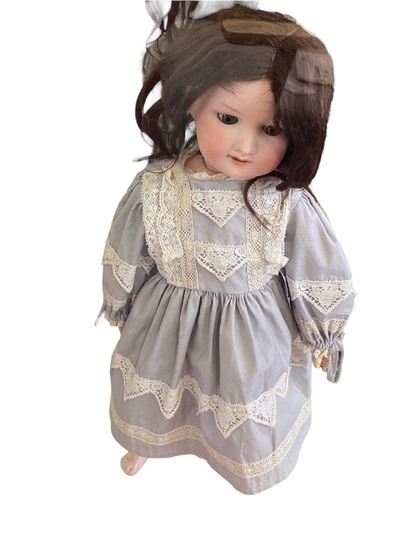 ARMAND MARSEILLE - POUPEE PORCELAINE ET COMPOSITION - SUR SOCLE METAL 