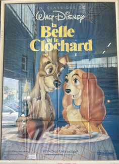 AFFICHE CINEMA LA BELLE ET LE CLOCHARD CADRE BLANC 162 X 123 CM