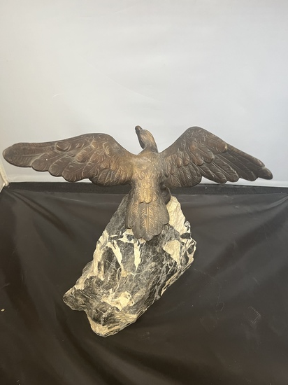 AIGLE METAL SUR PIERRE GRIS NOIR HAUTEUR 25 CM