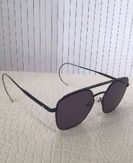 INFINIT paire de lunette soleil avec étui gris