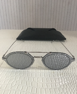 CHRISTIAN DIOR paire de lunette soleil avec etui noir 