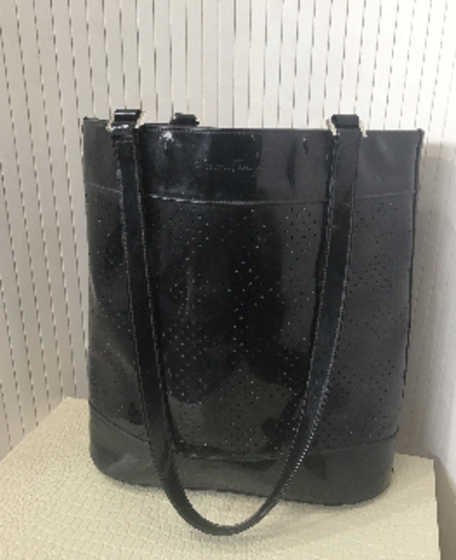 SALVATORE FERRAGAMO sac a main noir perfore